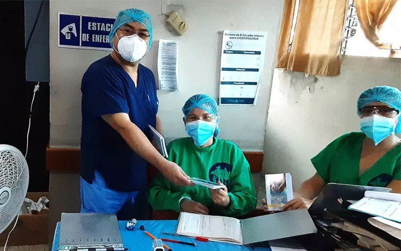 Adventistas de El Salvador distribuyen paquetes entre los trabajadores esenciales