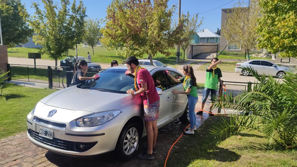 Lavaron más de cuarenta autos en un día a cambio de alimentos no perecederos