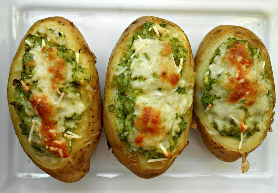 Papas rellenas con salsa de brócoli