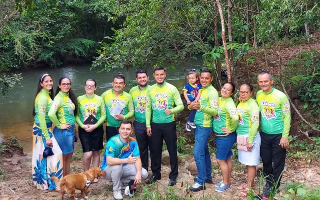 En Colombia, matrimonio solicita bautismo después de sobrevivir al COVID-19 y sumarse a club de ciclismo