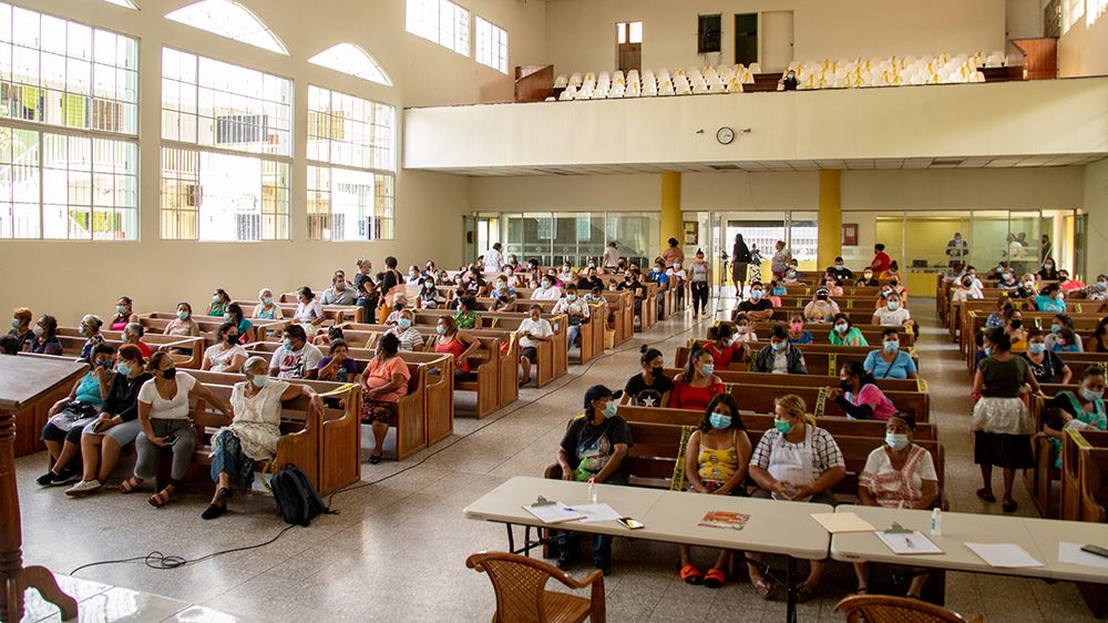 ADRA ayuda a familias afectadas por reciente incendio en mercado de El Salvador