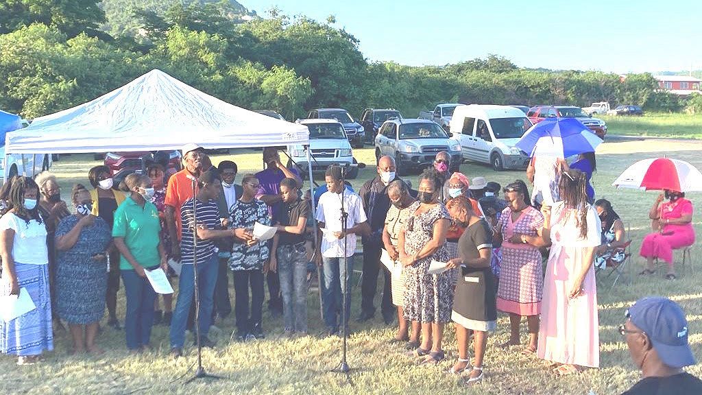 En la isla de Santa Cruz, adventistas celebran bautismo de 1971 que ayudó al crecimiento de la iglesia en el Norte del Caribe