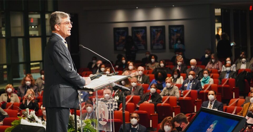 Delegados del Concilio Extraordinario de la Asociación General aprueban enmienda constitucional