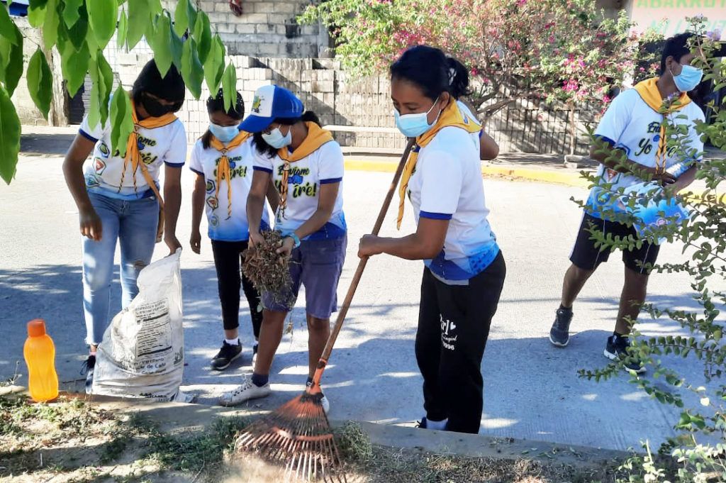 En México, más de 15 mil jóvenes limpian calles en anticipo del Día Mundial de la Juventud