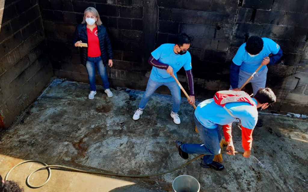 Universidad Adventista ayuda a reconstruir casa de familia destruida por el fuego en el norte de México