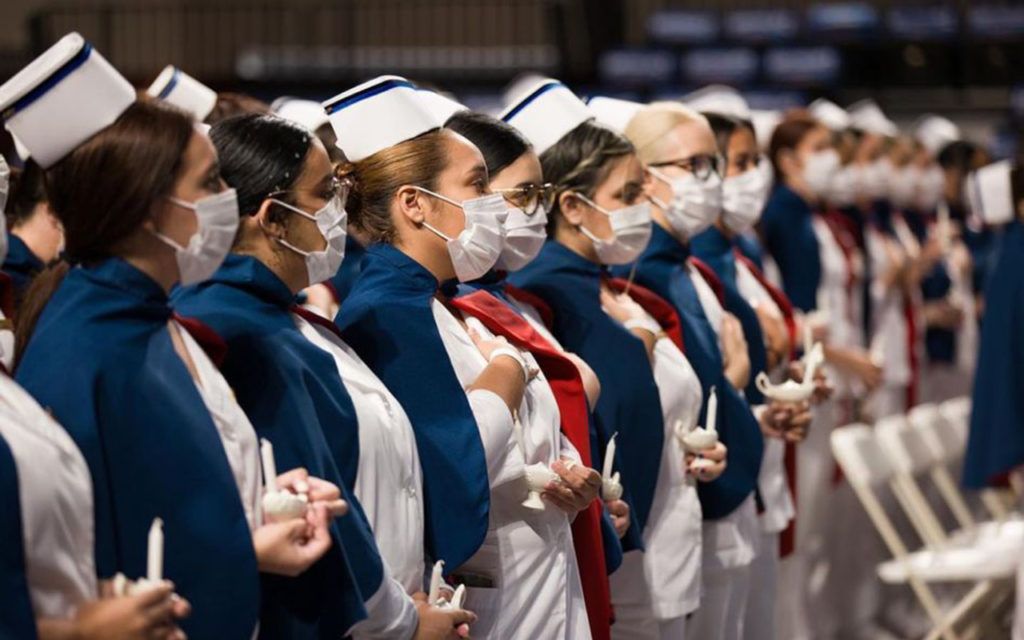 Graduados de enfermería de la Universidad Adventista de Puerto Rico reciben ofertas de trabajo en AdventHealth