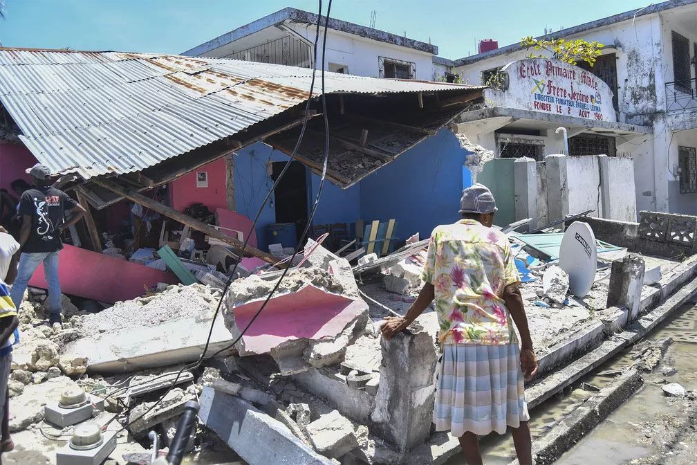 En Haití, terremoto causa muchos daños, pero no destruye la fe de un hombre