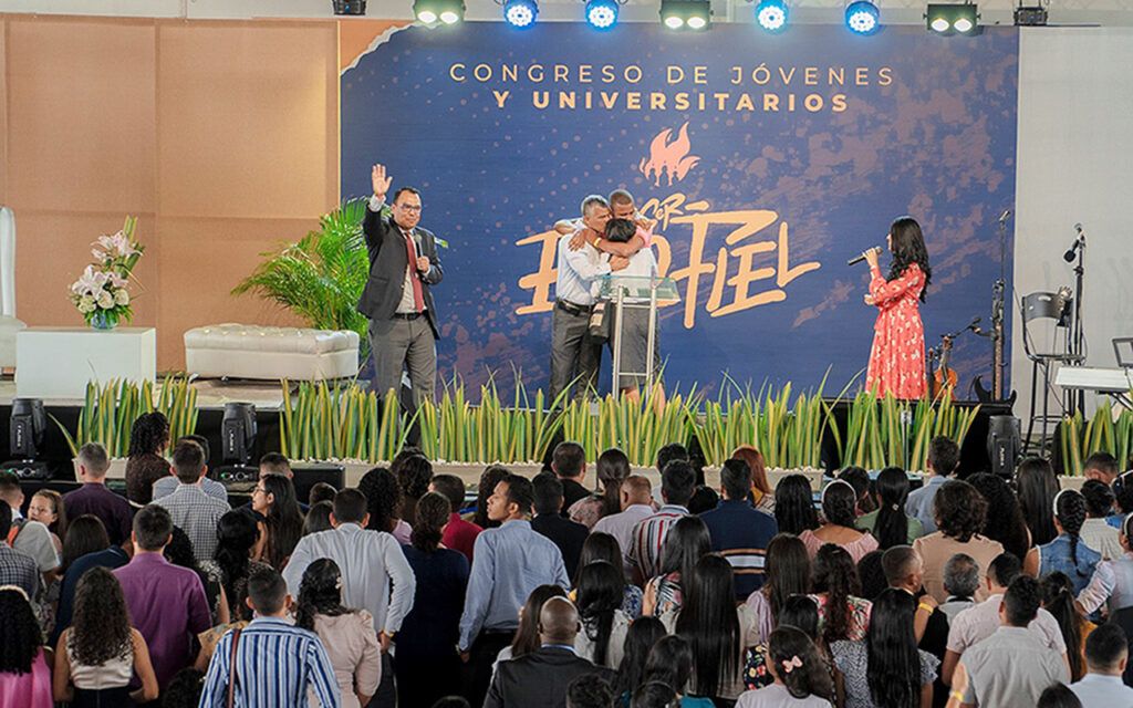 En Colombia, miles de jóvenes y estudiantes universitarios asisten a  congreso del territorio