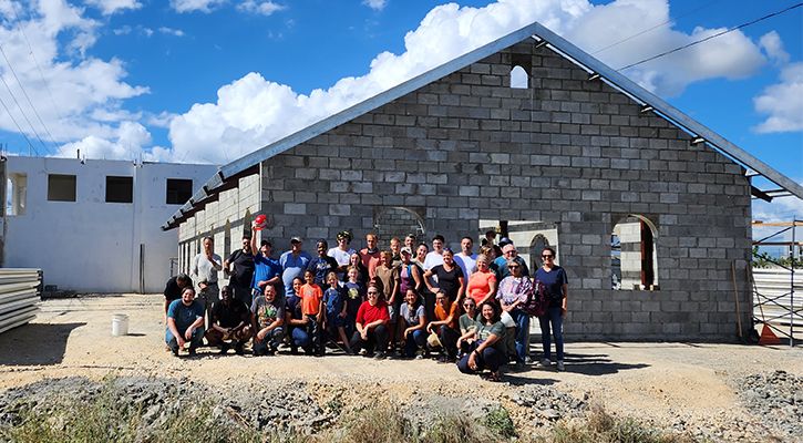 Voluntarios Maranatha ayudan a construir un templo en República Dominicana