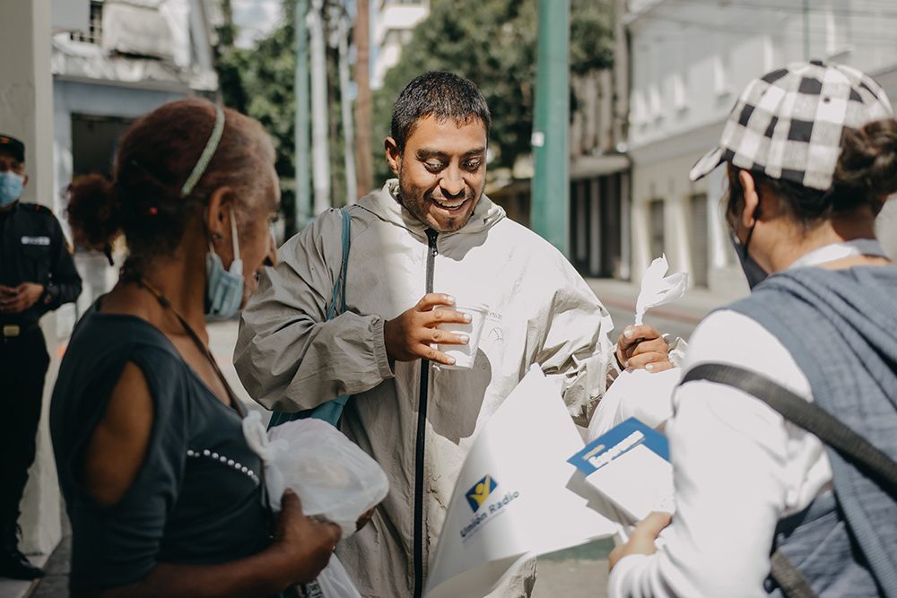 Adventistas distribuyen platos de comida a los que viven en la calle en Guatemala