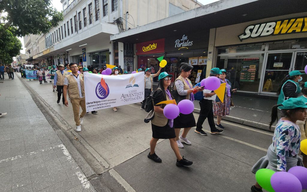 Cientos de adventistas marchan por la libertad religiosa en Ciudad de Guatemala