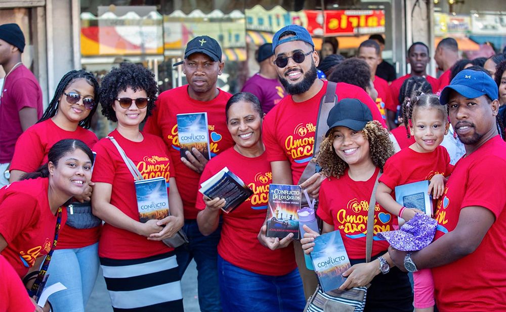 Día Mundial de la Juventud cuenta con distribución masiva del libro ‘El conflicto de los siglos’ en toda Interamérica