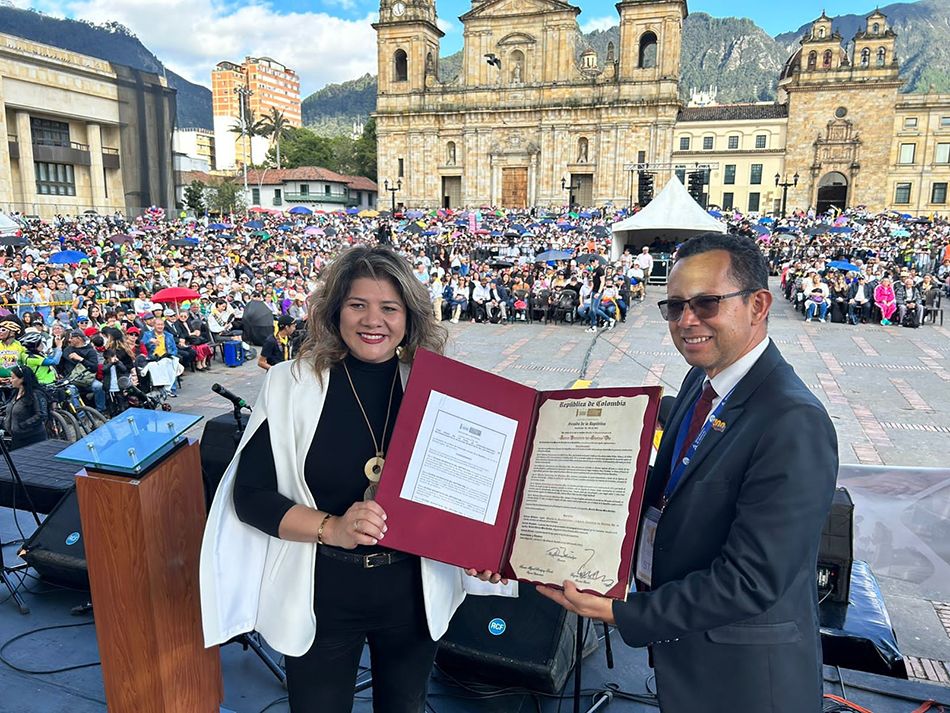 En Colombia, senadora entrega reconocimiento especial a la Iglesia Adventista