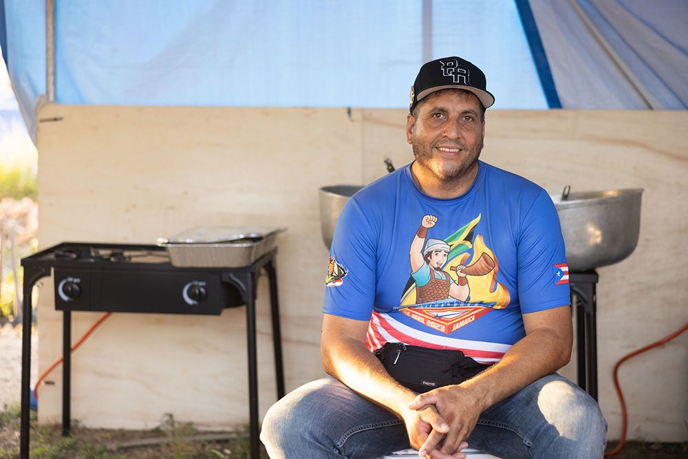 Un cocinero cierra su empresa para preparar miles de comidas durante el camporee