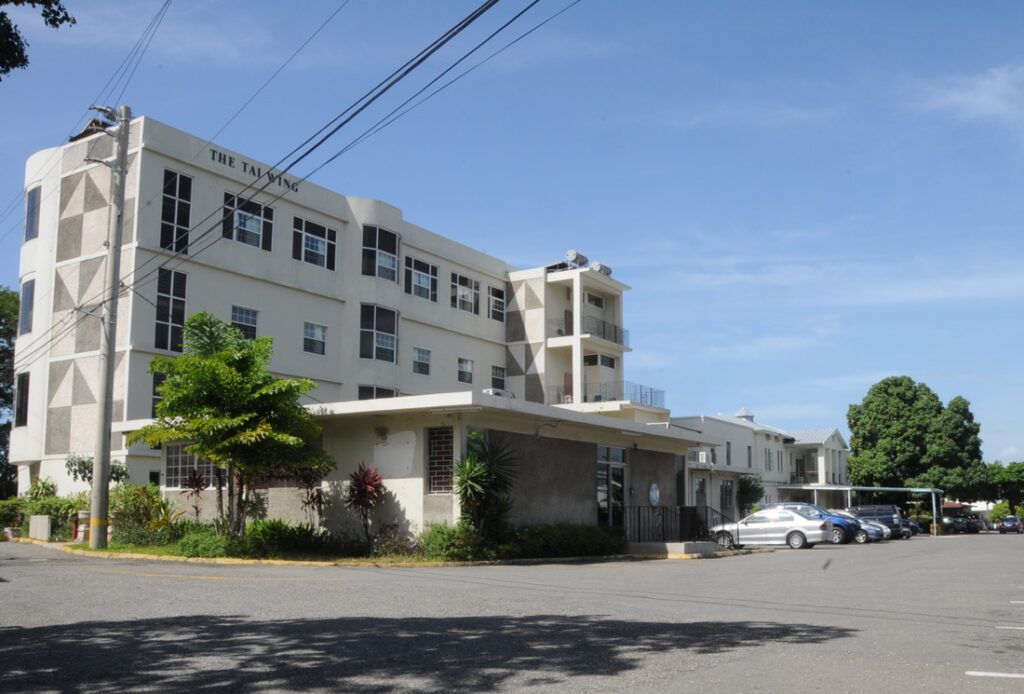 Hospital Adventista de Jamaica sigue expandiéndose, instaura nuevo presidente