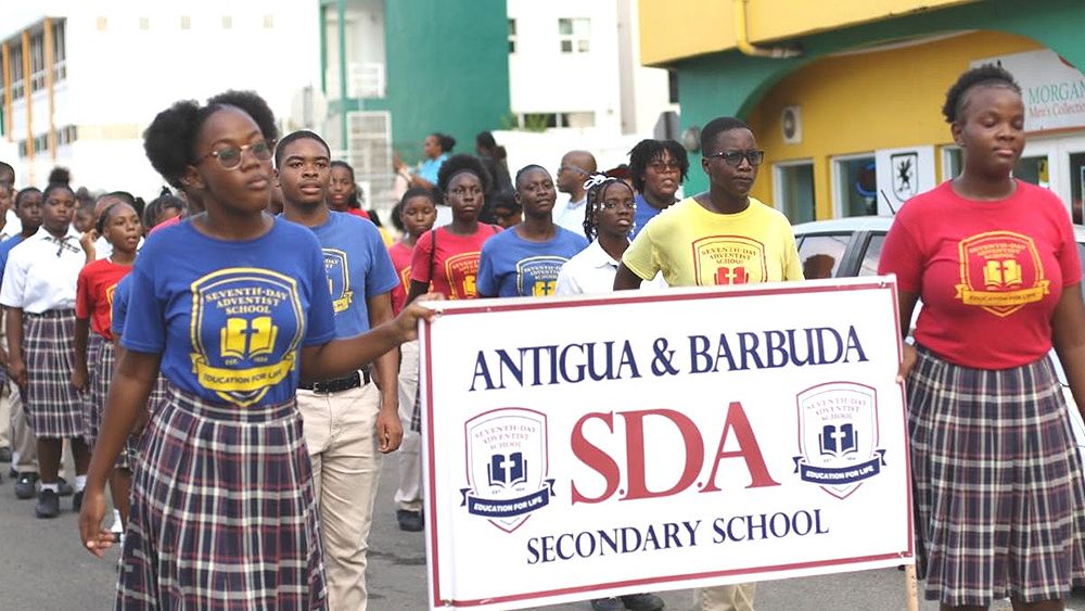 En Antigua, cientos de estudiantes promueven la educación adventista mediante marcha especial