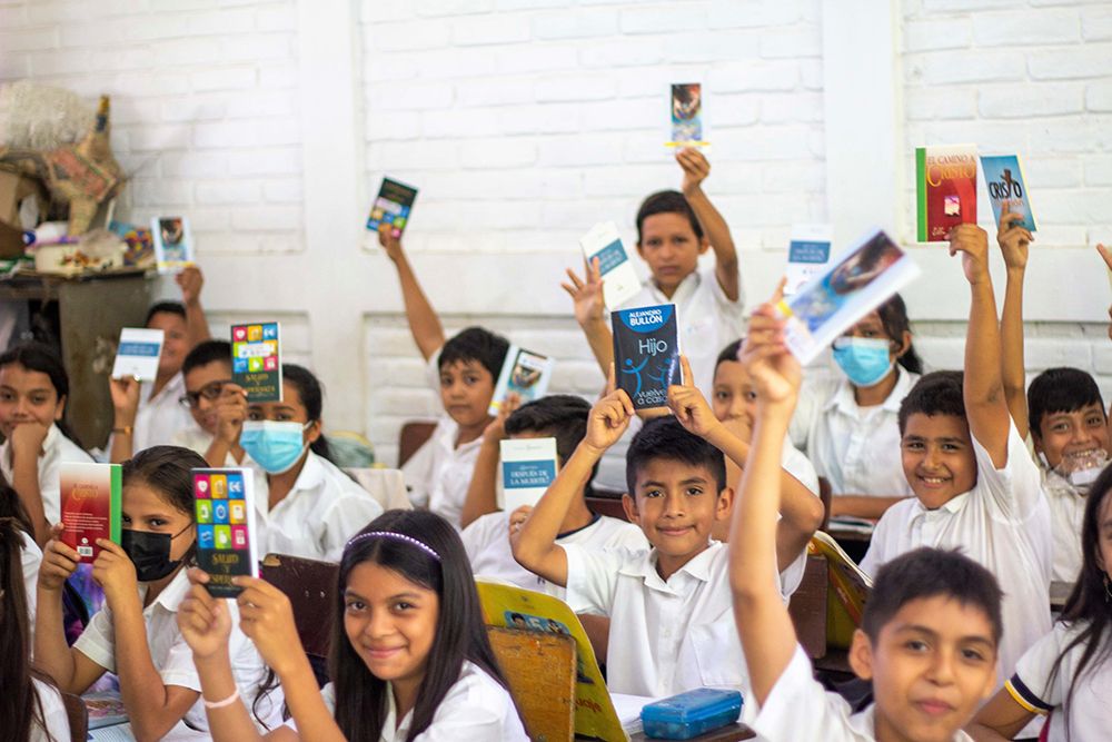 Estudiantes y docentes de El Salvador donan 1400 libros a escuelas públicas