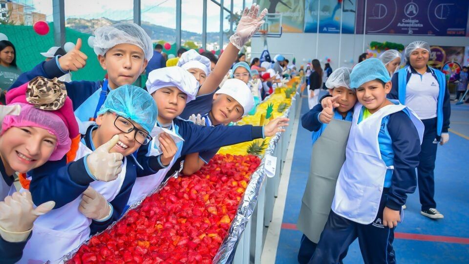 La más grande ensalada de frutas en Perú señala la importancia del estilo de vida saludable