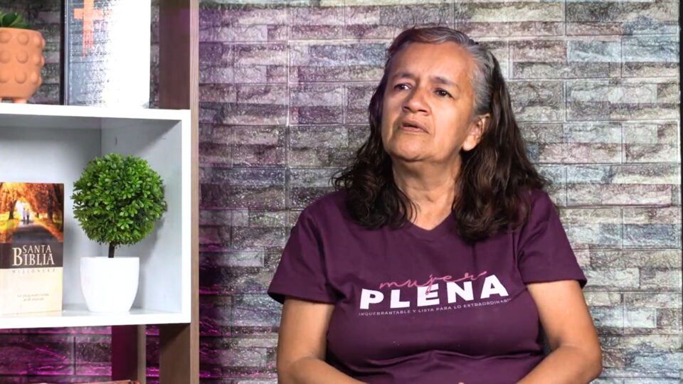 Mujer misionera estudia la Biblia con 20 vecinas de su sector