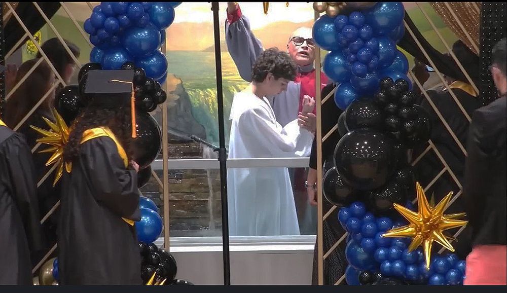 En Puerto Rico, estudiante es bautizado durante su ceremonia de graduación