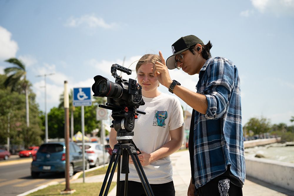 Un viaje misionero reúne a estudiantes de México y los Estados Unidos para producir una serie de televisión