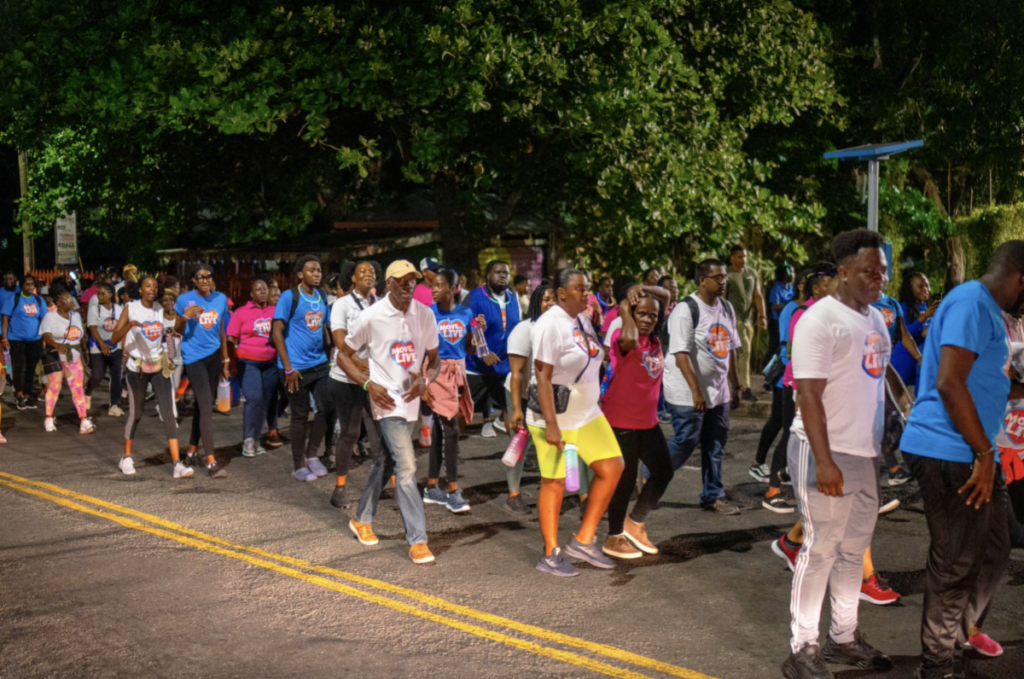 En la isla de San Vicente, los adventistas participan en caminata nocturna para promover un estilo de vida saludable