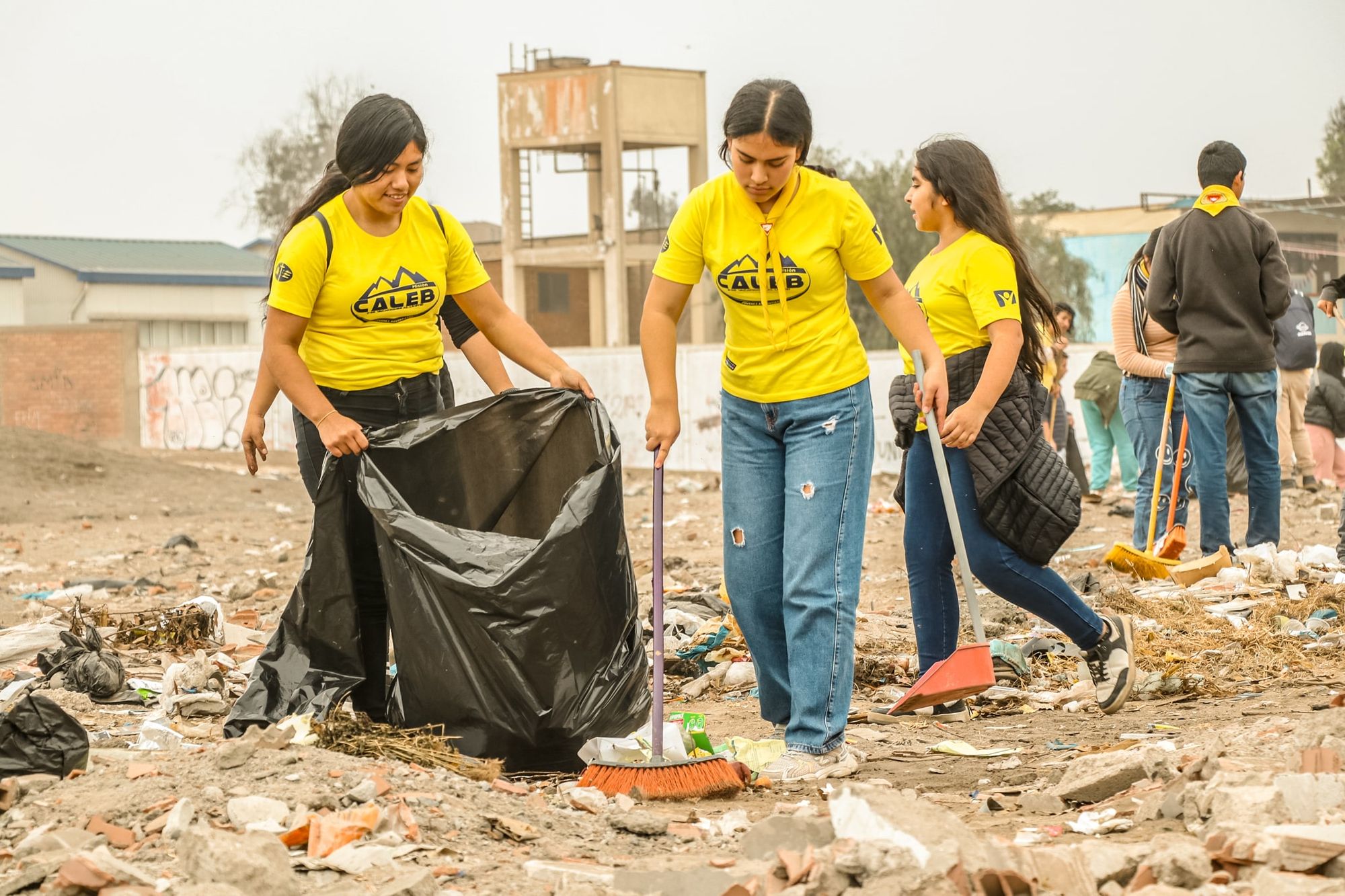 Adventistas comprometidos con el cuidado del medio ambiente limpian calles y siembran árboles